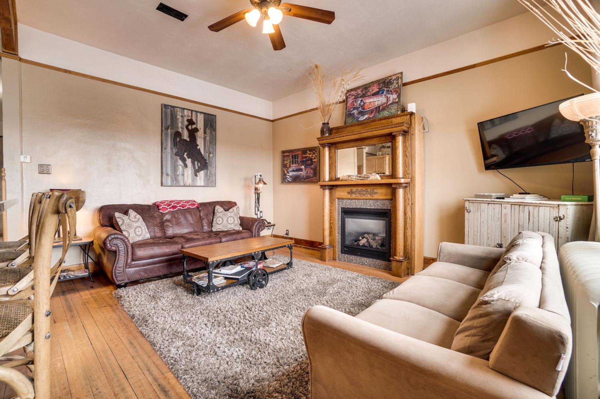 Vintage Downtown Laramie Apartment With Deck! Exterior photo